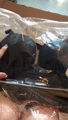 样式很好看面料也很软摸着很舒服，还赠送了尺子量了一下三围的很好用。一次买了两件一个粉色一个黑色喜欢他家已经关注了哦