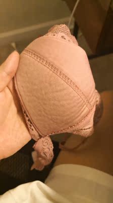 颜色挺好看的。但是吧穿着总是有点不是很舒服。好像太开了点。。然后下面太细勒着不太舒服还会滑。。洗完以后内衬就皱了也是懵逼。。。。。还是喜欢那个西班牙牌子的。。。。