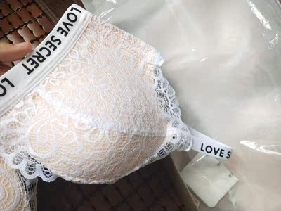 宝贝收到了，试穿了之后才来评价的，蕾丝摸起来很舒服，料子很好，还有透气小孔，穿起来很舒服，有聚拢效果，很满意的一次购物，以后还会再来的。