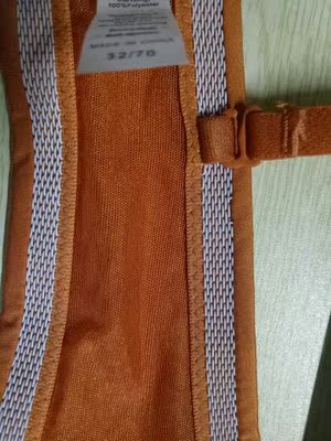 不咯人，很舒服，没有色差，很漂亮，而且不使用肩带也很稳，颜色很漂亮就是了！