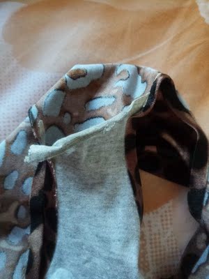 这是什么情况，竟然是胶粘的，洗第二次胶掉了就坏了，建议不要买