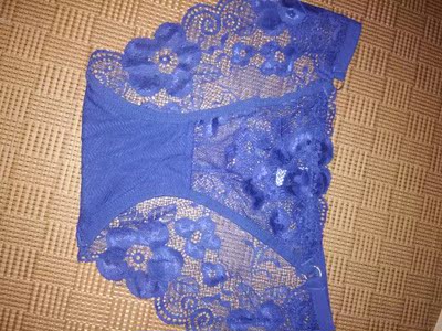 很漂亮朝霞中，女儿搀扶着妈妈，一起去上学；   夕阳里，妈妈拉着女儿手，慢慢走回家；   讲台上，女儿上课精神饱满，滔滔不绝；   孤灯下，妈妈心疼看着她备课、改作业。    这就是四川省巴中市平昌县镇龙小学烟灯村小主任陈芳芳的日常生活。   父亲去世，母亲病重，弟弟正在上大学，家庭的重担落在了这个24岁小姑娘的肩上。