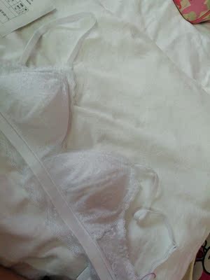 内衣很薄，穿着很舒服，夏天一定很赞，一定还会光顾卖家的生意的卖家特别好，还送了一块香皂