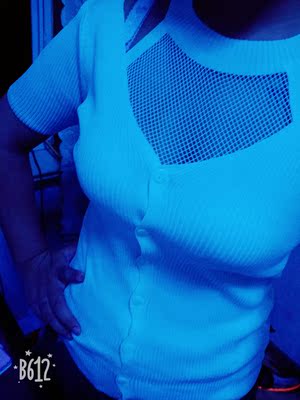 衣服收到了，真的是卖家秀和买家秀没得比，用感觉胸前的扣子要崩了，问客服我体重126斤身高160穿什么码，推荐我XL的，现在这衣服胸围那里感觉要崩，衣服质量什么的都很好，很喜欢。唯独码子好像买小了