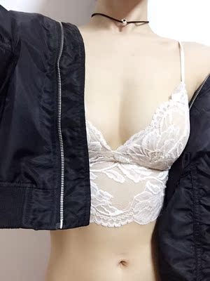 这套对比了好多家 小夕家最划算 以前买过 质量没得说 比其他家又优惠 喜欢 穿的效果太好了满意哈哈 70B的胸穿起来也不下垂还很聚拢 又显得胸大 哈哈 蕾丝洗了也没坏 质量很好 很柔软 贴着皮肤也很舒服 小内裤也很精致 不好意思拍 嘻嘻