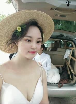 聚拢效果真的好的没话说了，粘得很结实，拍婚纱照好几套礼服，穿裙子什么的也不用担心漏出肩带了，贴在胸部会感觉得更舒服，更自然，完全摆脱了平常那种束缚和压迫的感觉，带着得劲不闷，轻松搞定婚纱照