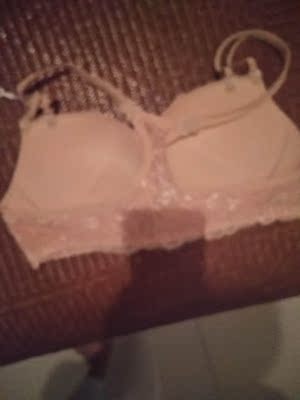 这款内衣也太好了吧！这是我买过最好的内衣，完全超过了都市丽人 ，很舒服，还是美背的，只拍了一件的照片，还有一件穿在身上，穿着超舒服！