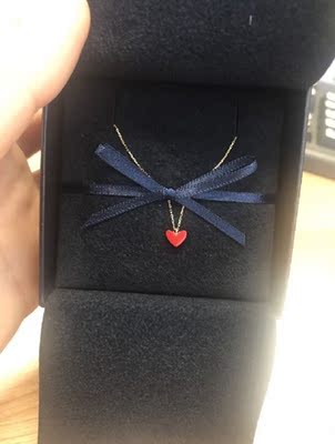 没白等，美得不可方物，心上的朱砂痣，来说一下链子，18k金的，很细，搭配红心，超级显白，根绝也可以叠加别的项链的哦，感觉很好搭哦，好好看的