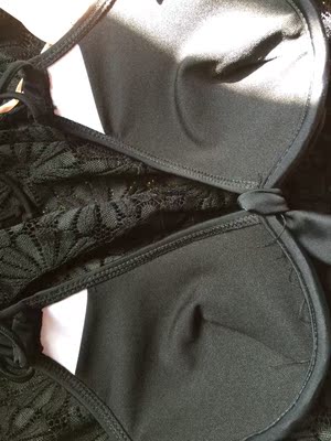 今天收到泳衣啦，面料是好的泳衣面料，外套裙子材质也好。值得这个价格，我试穿了下。客服推荐的码刚刚好。微露的，有点小性感又不失保守，很喜欢这件，我皮肤白，穿黑色的很好看，还显瘦，喜欢