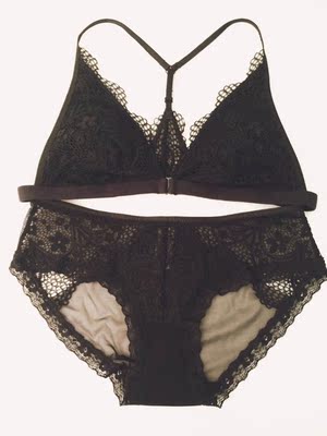 这种三角杯没有聚拢效果，就是舒服，还是小胸更适合穿