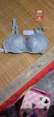 一点都不满意,跟图片根本都不一样,颜色也不一样 一点都不满意,跟图片根本都不一样,颜色也不一样