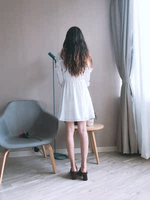 客服耐心的解释疑问后果断下单，发货及时物流也快，很快收到货，果真是雪纺仙款，上半身好多小花朵飘舞风中，手感很柔软 V领口底部重叠较多，领边也拉的比较紧，还送了同色的裹胸，完全没有走光的担心，赞一个；腰部皮筋收腰修身显瘦效果好； 裙摆挺长、而且前面都是双层，试穿了不透哦，想去海边了，其实平时逛街穿也很合适哦