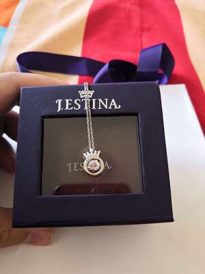 银色的颜色也很亮，中间的吊坠真的会一闪一闪跳动哦。