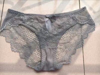 颜色很正，干干净净的，下水洗了不会褪色，款式很好看，码数也刚好。