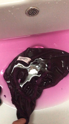 第二次购买了 没想到这质量....... 刚刚收到货就准备洗洗 一打开黑色内裤后面的地方有个洞 缝纫时疏忽的 最夸张的是紫色这套严重掉色 漂洗四遍还在掉色 黑色内裤不知道上面是什么晶体物质还是什么亮晶晶的 直接扔了两条内裤 以后不会再复购 希望卖家注意质量和品质 第二次购买了 没想到这质量....... 刚刚收到货就准备洗洗 一打开黑色内裤后面的地方有个洞 缝纫时疏忽的 最夸张的是紫色这套严重掉色 漂洗四遍还在掉色 黑色内裤不知道上面是什么晶体物质还是什么亮晶晶的 直接扔了两条内裤 以后不会再复购 希望卖家注意质量和品质