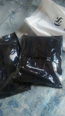 看数据的值比较小,再加上评论里说挺紧的,就买了比平时大两号,因为我喜欢宽松觉得也行,不过比平时大一号应该是更合适的,因为这个设计确实是挺紧的那种,没什么弹力,买平时的号估计相当不好穿脱。个人建议,买大一号。 包装快递什么的都还不错。 看数据的值比较小,再加上评论里说挺紧的,就买了比平时大两号,因为我喜欢宽松觉得也行,不过比平时大一号应该是更合适的,因为这个设计确实是挺紧的那种,没什么弹力,买平时的号估计相当不好穿脱。个人建议,买大一号。 包装快递什么的都还不错。