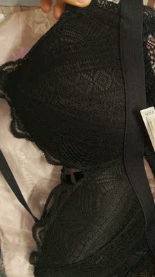 质量很不错哦    就是感觉有点小了    不过没事   可以穿的   推荐买