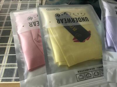摸着布料很薄很软，裤裤的质量非常好，也很好看，多次购买了，质量很好。很不错。内内没有色差，颜色跟详情页上的图片上看到的好多了！解答疑问不厌其烦，细致认真，关键是东西好，物流也很快，也推荐了身边许多朋友来选购！