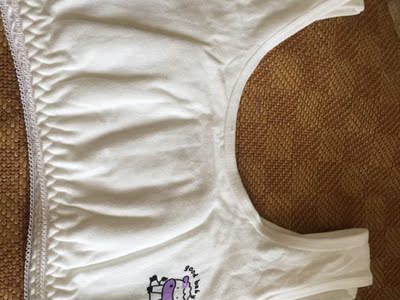 女儿说穿起来很舒适透气，纯棉材质还吸汗。款式设计的也很不错，穿起来不嘞肉。很满意