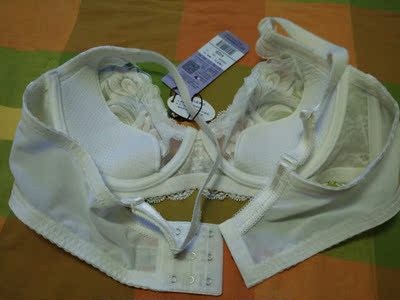 蕾丝精致漂亮,有聚拢效果,半包半透,就是要小心露点呵呵 蕾丝精致漂亮,有聚拢效果,半包半透,就是要小心露点呵呵