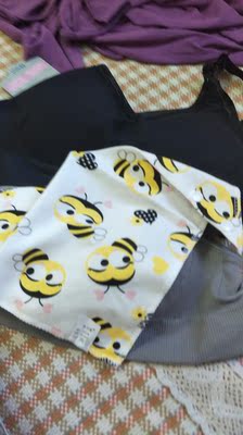 卖家还送的围嘴，挺漂亮的。