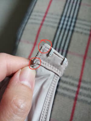 红圈圈起来的地方，很硬很扎肉，得用剪刀剪掉，要不没法穿，不会再买第二次了