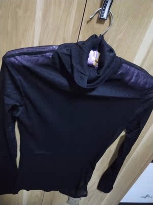 面料属于比较光滑的，有一点点透肉，和模特一样，里面搭配一个黑色内衣，就会有点小性感