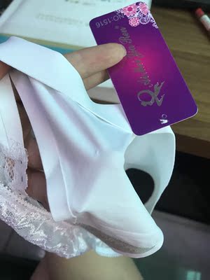 这条裤子是刷出来的吧。1.颜色 这个白属于那种很没档次的白,白的不正。 2.不知道是内裤布料的花纹还是怎么的 有很多横线 3.有勾丝。 不包邮的话,这性价比确实算低的了。健身穿紧身裤配着穿的。感觉真是卖家秀 买家秀。 这条裤子是刷出来的吧。1.颜色 这个白属于那种很没档次的白,白的不正。 2.不知道是内裤布料的花纹还是怎么的 有很多横线 3.有勾丝。 不包邮的话,这性价比确实算低的了。健身穿紧身裤配着穿的。感觉真是卖家秀 买家秀。