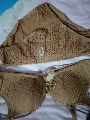 东西一如既往的好,买了五套了,不能继续了,真的要剁手了,白的黑的绿的酒红砖红,颜色都想给它集齐了。。。才发觉除了黑白其他色也很好看,这次买的这个砖红色吧,很显白哦,本来犹豫是买黑色还是这个呢,但是以前大多都是买黑色,而这次也买了一款黑色的,还是想换换吧!内裤前面都是蕾丝的不知道会不会扎,前面几款的内裤穿着都挺舒服的,棉的也不会夹屁股也不勒,很好很好。 东西一如既往的好,买了五套了,不能继续了,真的要剁手了,白的黑的绿的酒红砖红,颜色都想给它集齐了。。。才发觉除了黑白其他色也很好看,这次买的这个砖红色吧,很显白哦,本来犹豫是买黑色还是这个呢,但是以前大多都是买黑色,而这次也买了一款黑色的,还是想换换吧!内裤前面都是蕾丝的不知道会不会扎,前面几款的内裤穿着都挺舒服的,棉的也不会夹屁股也不勒,很好很好。