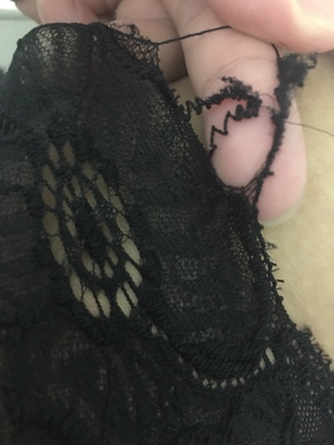 质量不好，开始是看中款式，一次性买了四套，这内裤算起来也十元一条，才洗过一次，今晚洗完澡试穿才发现，在边边这轻轻一拉就像抽线一样，根本穿不了第二次了，文胸那个带子是短的后背根本不能交叉穿，穿一会这肩膀都有痕了，我也不肥，158高，94重，现在带子只能分开两边才好一点。这个文胸前面蕾丝和内裤一样的，不知能否穿的了一个月，宁愿贵一点质量好些也好啊。要不是我洗过了，百分百肯定会退货的，我只是表达我自己意见。