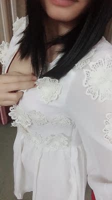 很性感的深V领，里面穿比基尼?非常性感！！！赞赞！！！