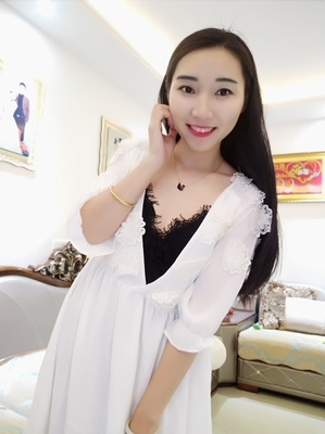 衣服质量好，商家还送了小礼物，一开始以为是很透的那种，但是穿着一点都不会透，面料不错，摸起来柔软，我觉得就是出门玩都没问题呢，满意。