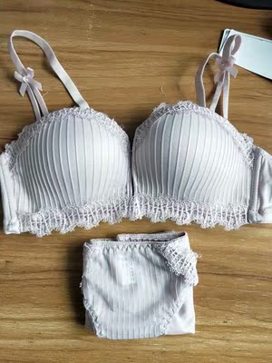 颜色比较淡一点，偏白色，穿浅色衣服也不用怕透，上薄下厚很聚拢，滑滑的特别亲肤，手感很好