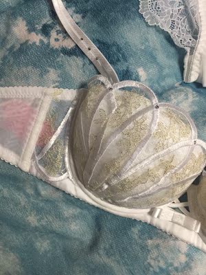 跟掌柜聊了很久，最后选白色，真的非常好看，很仙～  配套内裤真的很性感～  突然穿这么性感的成套内衣，朋友眼睛都放直了，第一次尝试这么好看的内衣，开森～  内裤很透气一点都不闷，内衣薄款的穿起来有点松，但是非常轻松凉爽，当然放了插片后就立马聚拢了，sex～～～ 就是价格有点小贵～ 物美所值～ 喜欢的赶紧下哈～