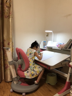 体验爱果乐儿童学习桌怎么样,好不好用?爱果乐有实体店吗?