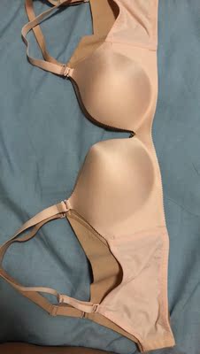 618买的，很划算，但是没有店里买的舒服。图中下面肉色无钢圈的是店里买的，很舒服，618到旗舰店找了类似的款式，虽说也是无钢圈，但是面料没有店里的好，不够丝滑，但是性价比高，还不错。卖家发货速度也挺快的，下次买的要看好型号😭