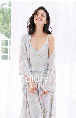 宝贝手感很好，第一次买前扣式的，尝试一下，挺方便的，也很聚拢，子墨家没有失望过