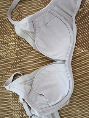 回购好几次了，特别适合夏天穿，上身舒适，也不会太厚，也不会透出颜色，聚拢效果还行吧，夏天还是舒适最重要。是浅紫色，我拍出来有色差，实际更紫