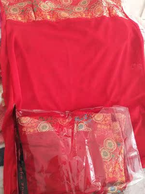 睡衣很漂亮，做工也很好！沙很柔软穿在身上很舒服，老公说很漂亮我很开心！卖家服务很好物流也快！和图片一样！