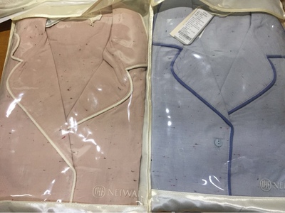 99活动力度很大，买了那么多实付才301多几毛，太划算了吧，商场里最多买两套的价格在这里可以一次性买到爽。包装很漂亮，送人都没问题的，谁还不是个体面人了？（嘎嘎嘎）内衣是每套独立包装的，罩杯下面有垫塑料罩子，防止运输过程中变型，这点很贴心仔细了，要表扬一下。睡衣居然比图片上好看很多，看模特图觉得实在一般，实物还挺有质感的，颜色和花纹也很高级。内衣都是无钢圈的，我平时穿有钢圈的日系文胸居多，内外的无钢圈上身挺舒适的。尺寸确实偏小，我75b穿M下围有点紧，但是穿L罩杯又太空了，所以还是M最合适，有点紧但是不难受。