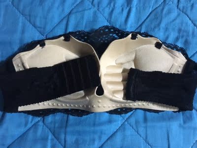 内衣已收到，手感不错，没有钢圈穿起来舒服不束缚，而且聚拢效果也很强，不比有钢圈的差，胸垫像两只手一样托举胸部，穿着胸型挺好看的，这个颜色很百搭，穿什么都不会透，而且软硬厚度适中，非常适合夏天穿很凉快。没有肩带也不会下滑和走位。无肩带夏天真的很实用，可以搭配各种抹胸露肩装，价格也特别实惠，比在实体店划算很多，