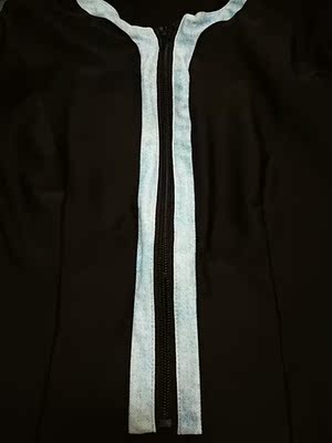 泳衣双层缝制，估计会耐用。