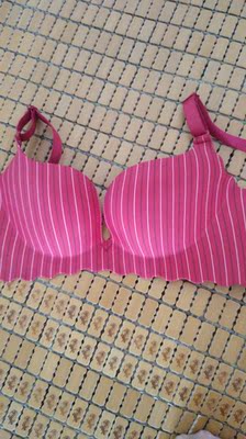 杯型聚拢效果也蛮好，丝毫不必几百块钱的差啊，而且是自己超喜爱的薄款，一定会回购的