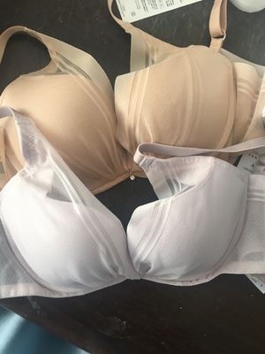 之前买过同一链接的带花纹的那种，这次定的不带花纹的，以为除了花纹其他一模一样~但是到手发现诸多不一样。肉色颜色深很多，网纱面料略粗糙，肩带似乎没有以前的防滑效果，搭扣有三排三口变成三排两扣，背后设计也不是U型，变成了一样的一字型。两手拉着穿衣时，钢圈会发出摩擦的声音。比起之前，这次购物略失望。但是，相对来说钟情于他家内衣，快递速度超级快，还是好评。