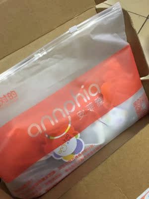 包装挺好的，盒子外边还有外包装袋，可以说是非常棒了。快递也很给力，还在客服那儿领了二十块的优惠券，我觉得十分十分十分十分划算，这个价格已经很亲民了。收到快递第一件事当然是拆开啊，拆开盒子里面还有一个包装袋，然后内衣也摆放整齐没有破损，然后这个好像都是纯棉的内衣内裤，内衣里面好像塞了海绵，买的时候没注意，摸的时候感觉下面很厚，上面挺薄的，而且有聚拢的效果感觉🌚好了就这样了，可以入手