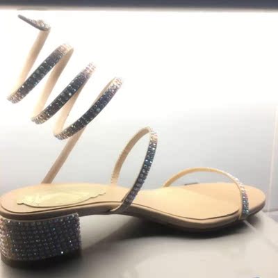 鞋子真的很好看，我手机拍不出效果，不过实物真的很好看，在灯光下面亮闪闪的，看而且一点也不磨脚，真的是质量很不错，感觉现在网上很难买到一双不磨脚的鞋子了！