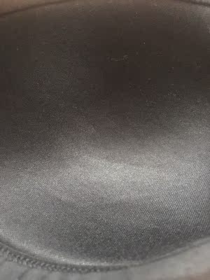 内衣蛮好看的，搭配有点微微透的衣服穿！光杯比较百搭，物流也还快！没有刺鼻的气味，蛮喜欢的！客服处理也挺快！