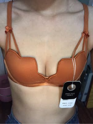 白色是上周在其他店子买的，比这个便宜。一分钱一分货。面料穿着有丝绸那般滑滑的感觉，很舒服