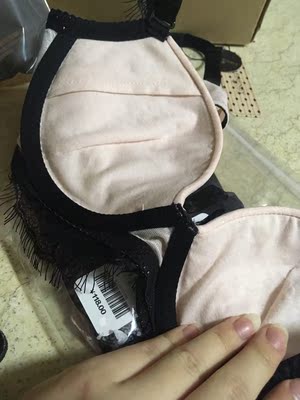 细节都做的很好啊,这个睫毛蕾丝真的很软,内里布料很舒服,包装整个粉嫩嫩很少女!喜欢喜欢,穿一段时间来追评。 细节都做的很好啊,这个睫毛蕾丝真的很软,内里布料很舒服,包装整个粉嫩嫩很少女!喜欢喜欢,穿一段时间来追评。