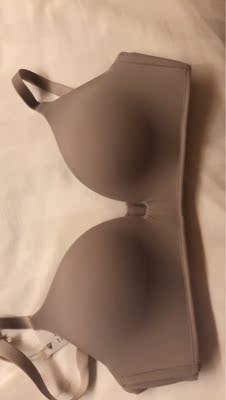 没有钢圈，穿上还非常聚拢，非常好看